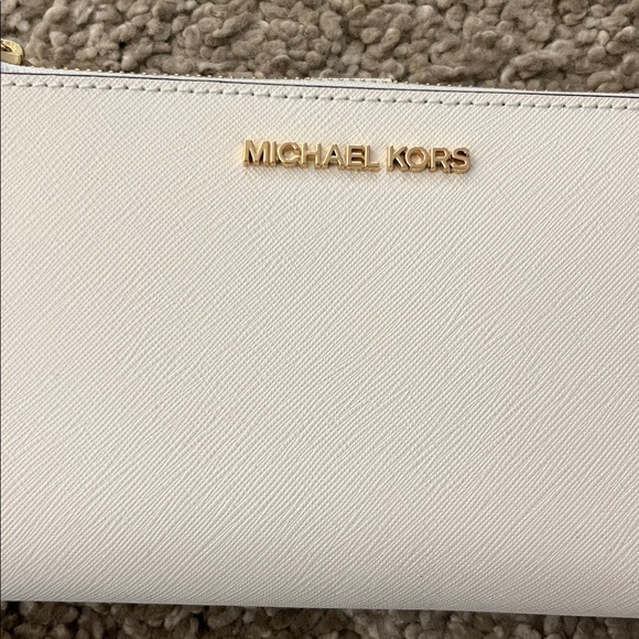 Michael Kors white  Wristlet Clutch with Gold Accents new with packaging - Picture 2 of 8